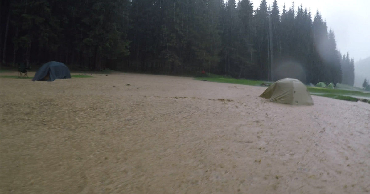 VIDEO. Ploile fac deja ravagii în județul vecin. Turiști surprinși de viitură