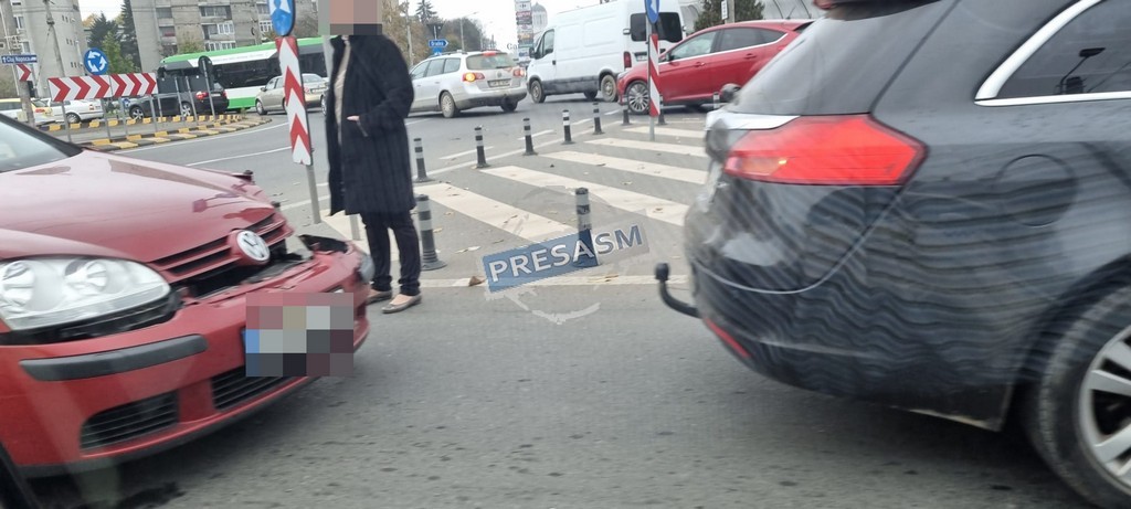 FOTO. Accident în sensul de la Burdea. Impact între două mașini, două șoferițe la volan