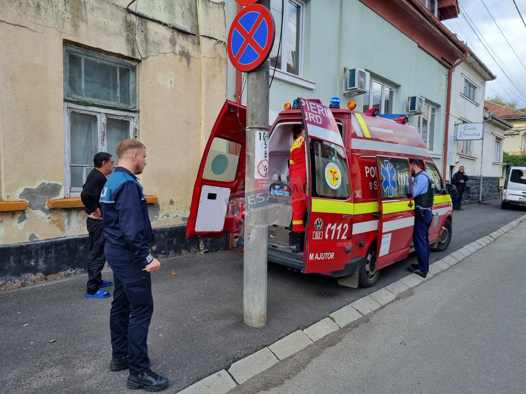 FOTO. Incident în centrul Sătmarului. Un bărbat a căzut de la înălțime