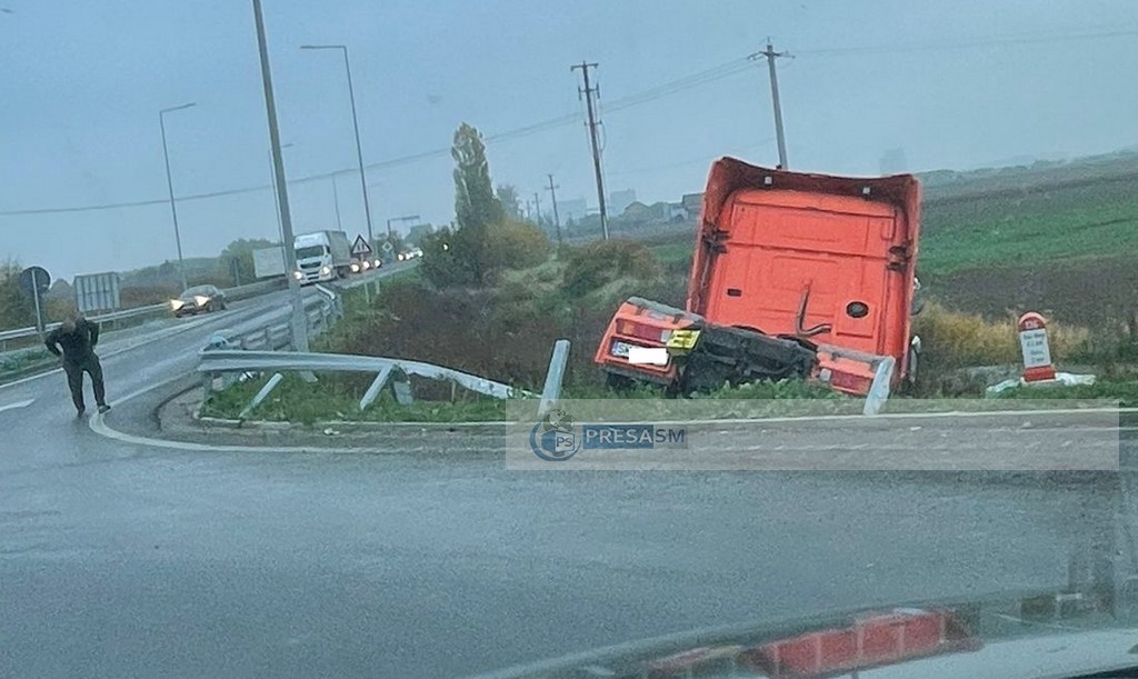 FOTO. Accident pe centura Sătmarului. Cap tractor ieșit din sens și oprit în șanț