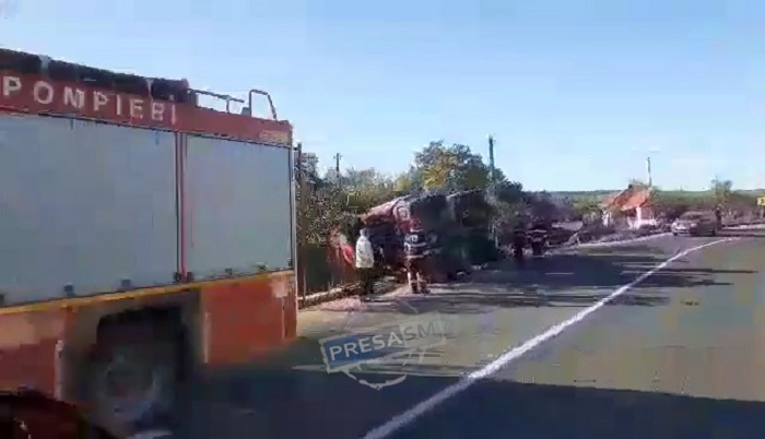 VIDEO. Un camion s-a răsturnat în județul Satu Mare. La un pas să ajungă în casele oamenilor
