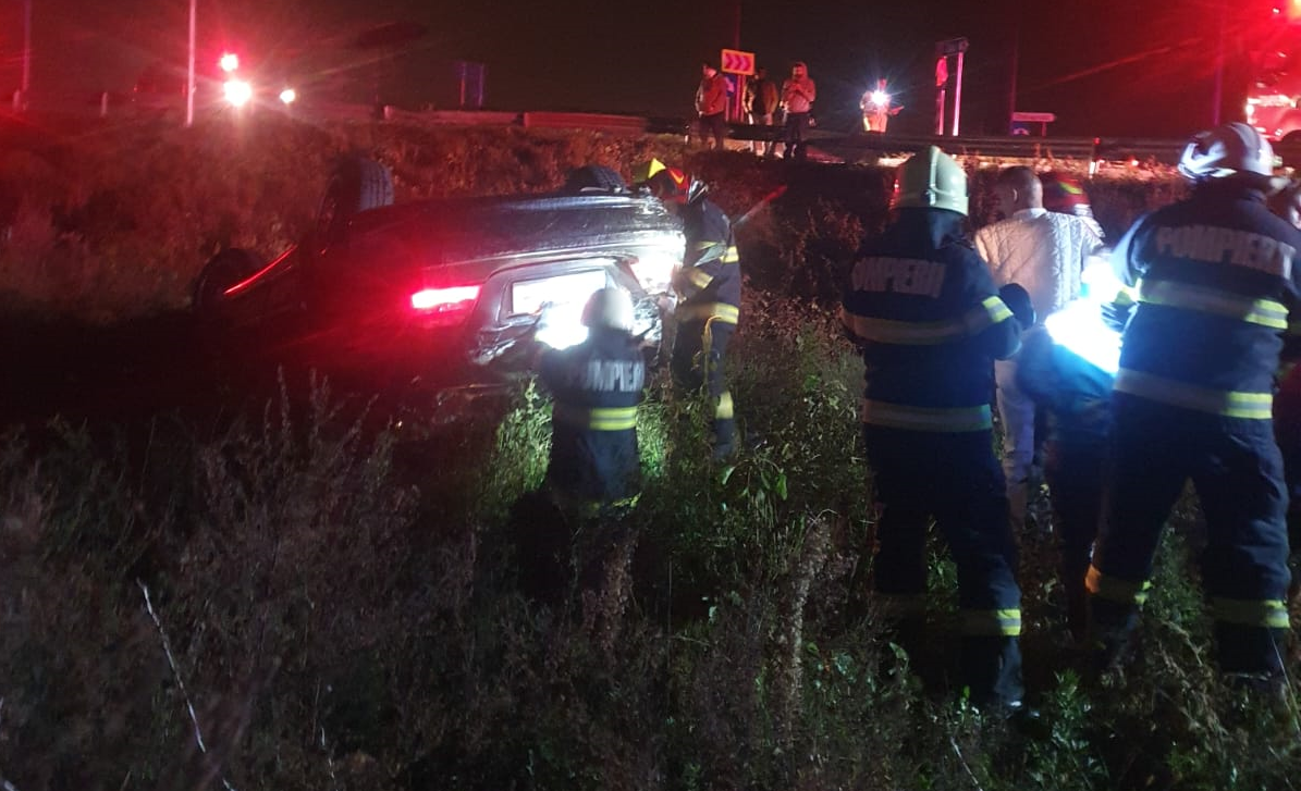 FOTO. Povestea sătmăreanului care s-a răsturnat cu mașina pe centură. Beat, fără permis și mașină neînmatriculată