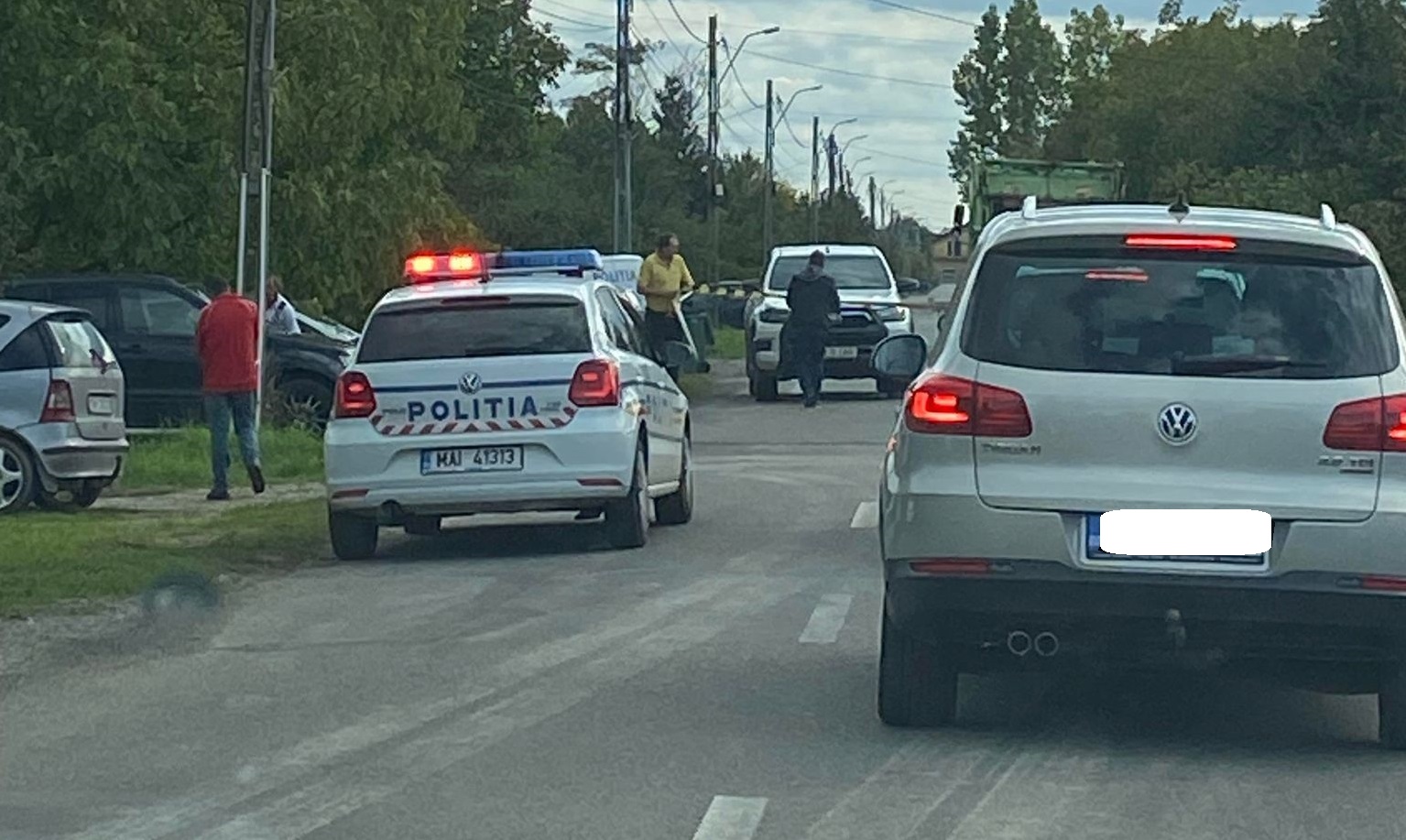 FOTO. Angajat de la salubritate, lovit de o mașină. Accident grav în Mărtinești