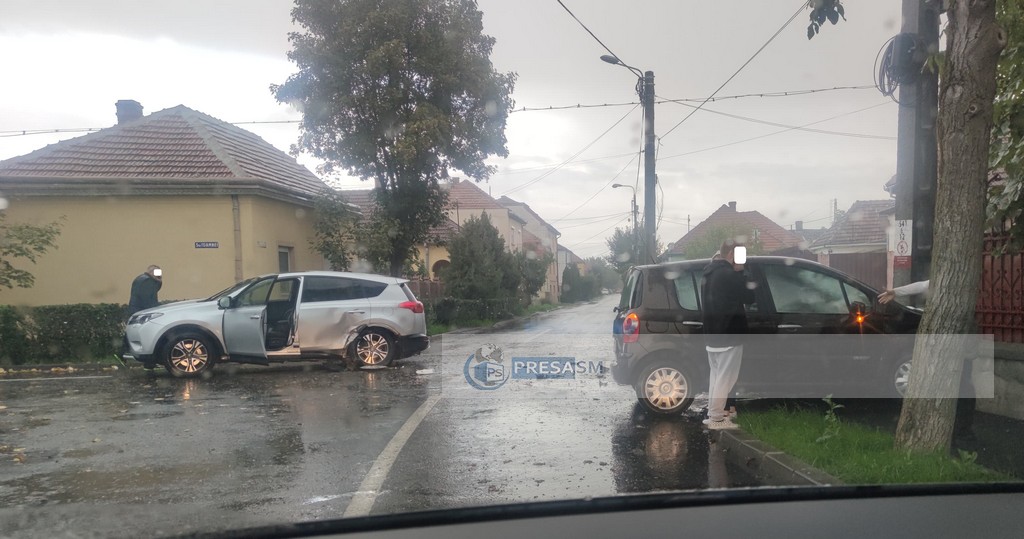 FOTOGALERIE. Accident în Satu Mare. Un șofer începător a ajuns cu mașina în gard