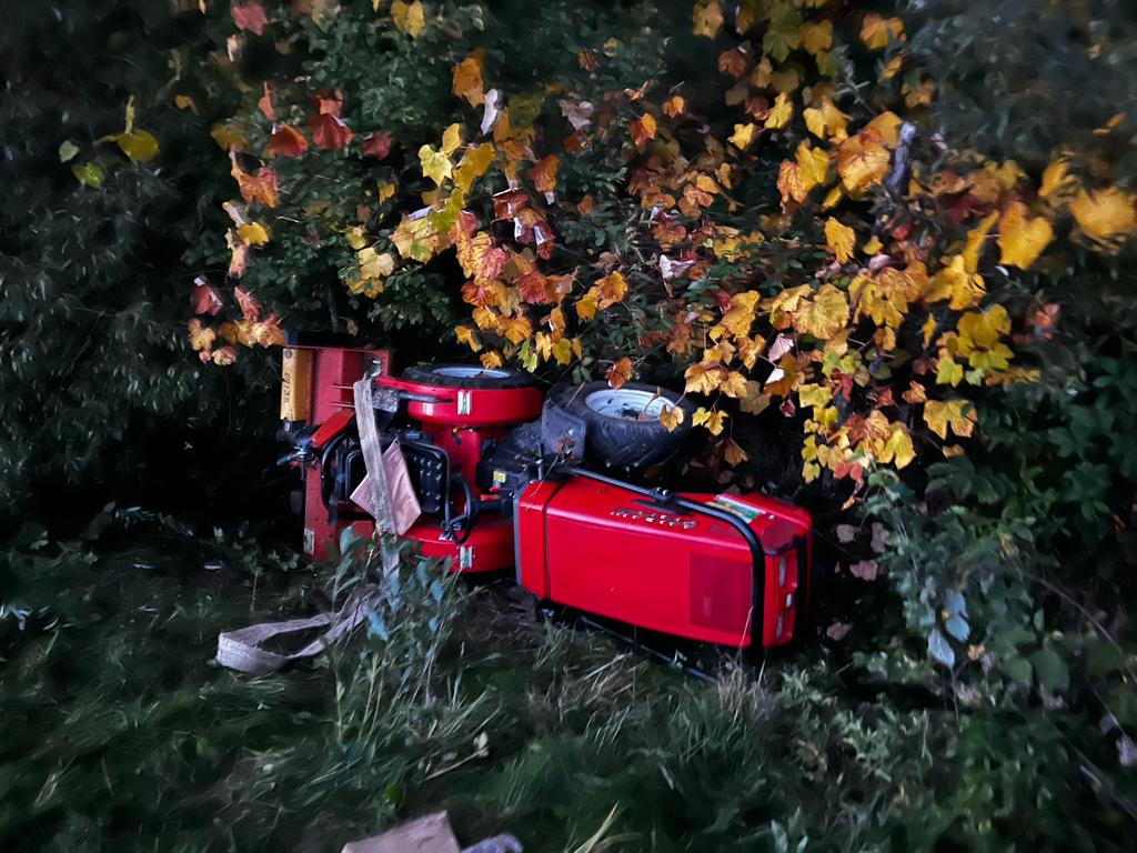 FOTO. Accident la Negrești-Oaș. Bărbat prins sub tractor. Descarcerarea, la fața locului