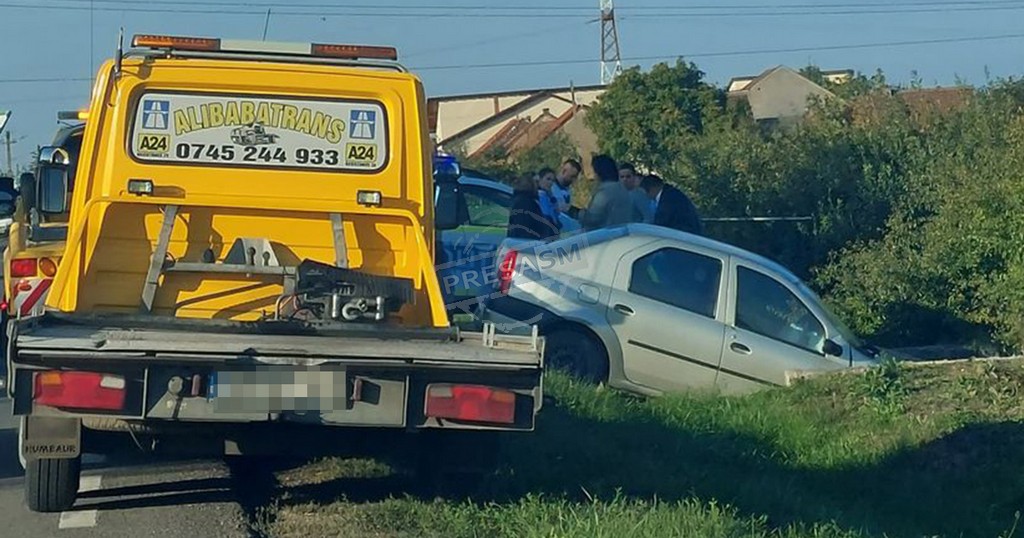 FOTO. Accident pe B-dul Lucian Blaga, în Satu Mare. O Dacie a ajuns în șanț