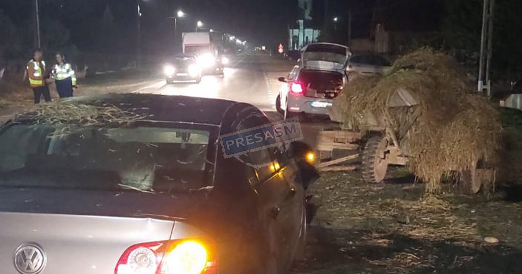 FOTO. Căruță lovită în plin de o mașină, femeie aruncată pe asfalt, în județul Satu Mare