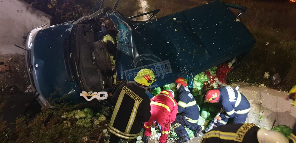 FOTOGALERIE. Cauza accidentului de pe centura Sătmarului. Microbuzul s-a rostogolit de mai multe ori