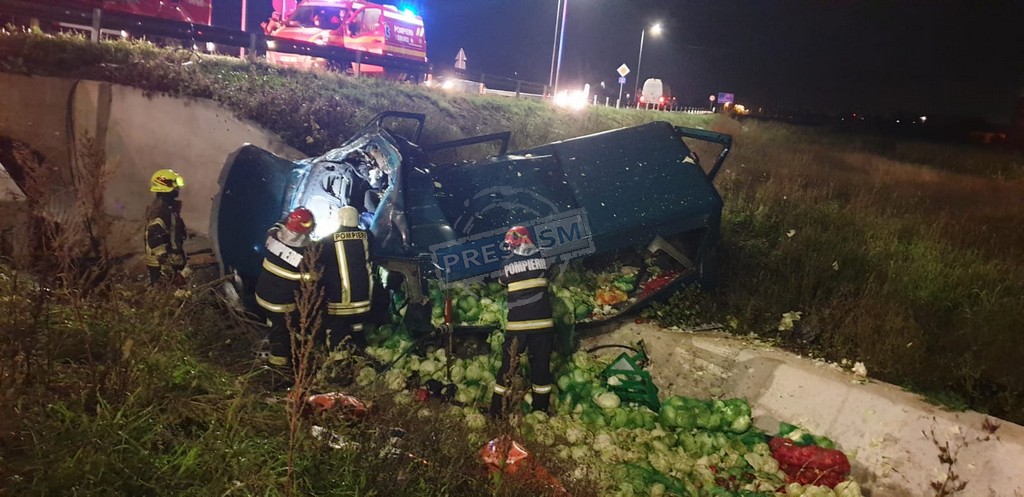 Fotógaléria. Baleset a szatmári körgyűrűn. Káposztát szállító furgon borult az árokba, a sofőrt ki kellett szabadítani a roncsból
