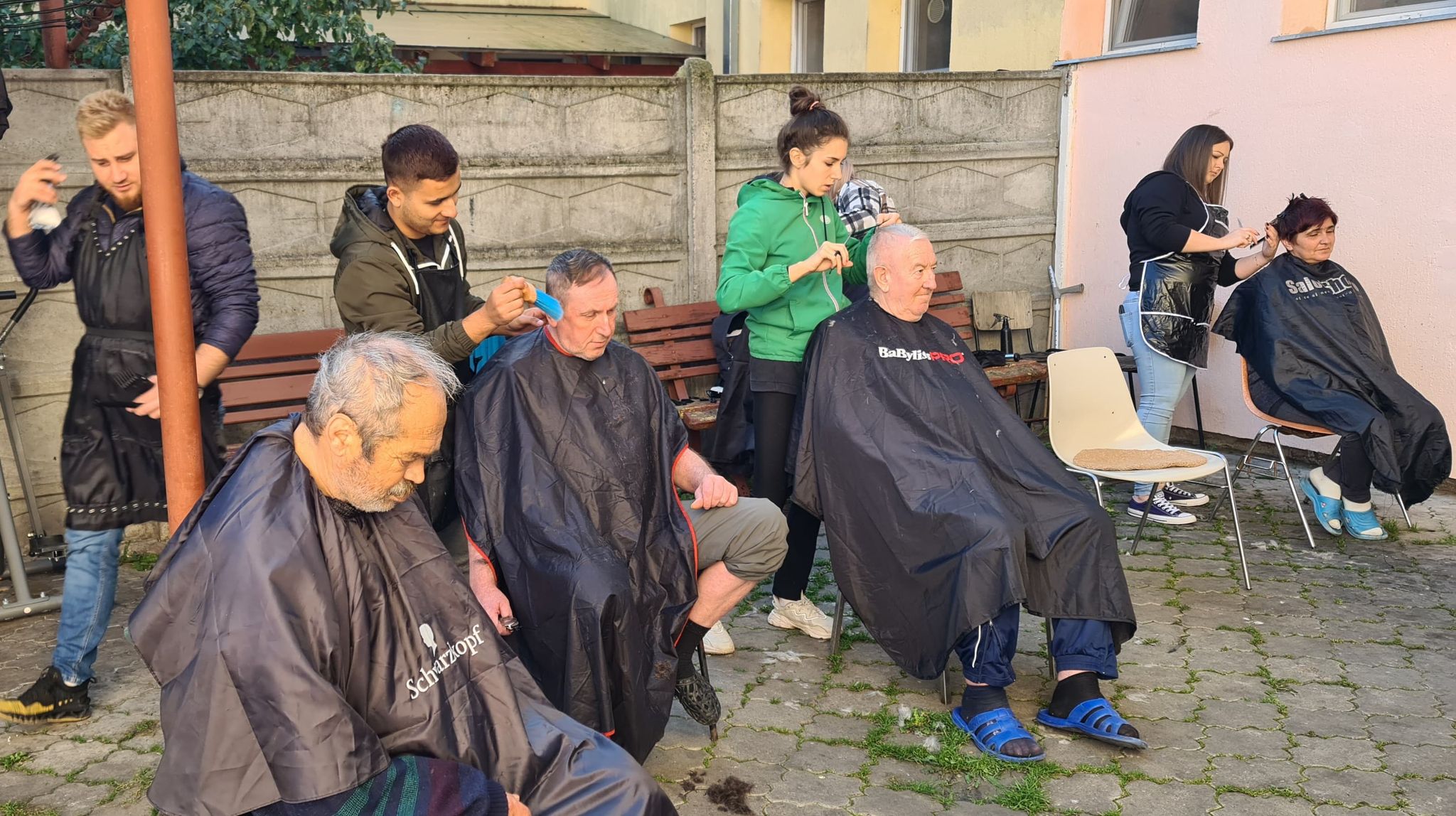 FOTO. Un strop de grijă pentru oamenii străzii! Curtea Adăpostului de Noapte, transformată în coafor