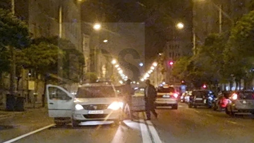 FOTO. Bătaie în trafic, în municipiul Satu Mare. Mai mulți indivizi s-au luat la pumni și picioare