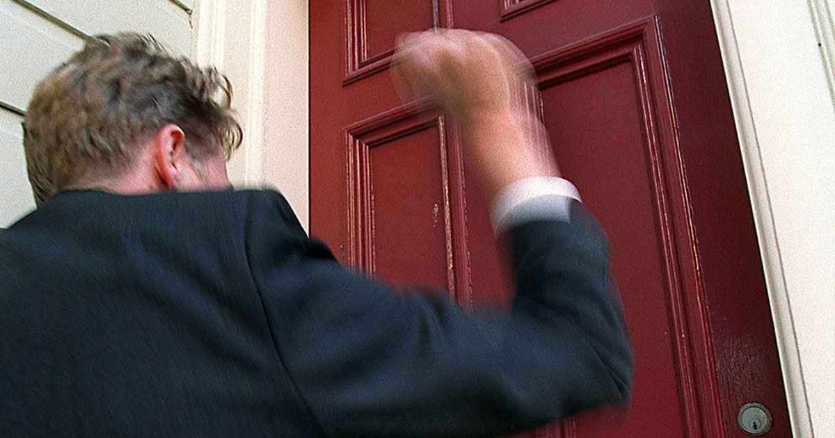 A lovit ușa până l-a lăsat în casă, apoi a bătut-o pe sătmăreancă. Au intervenit polițiștii