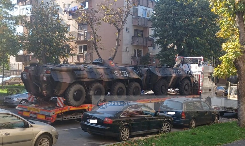 FOTO/VIDE. Zeci de blindate și transportoare militare prin municipiul Satu Mare