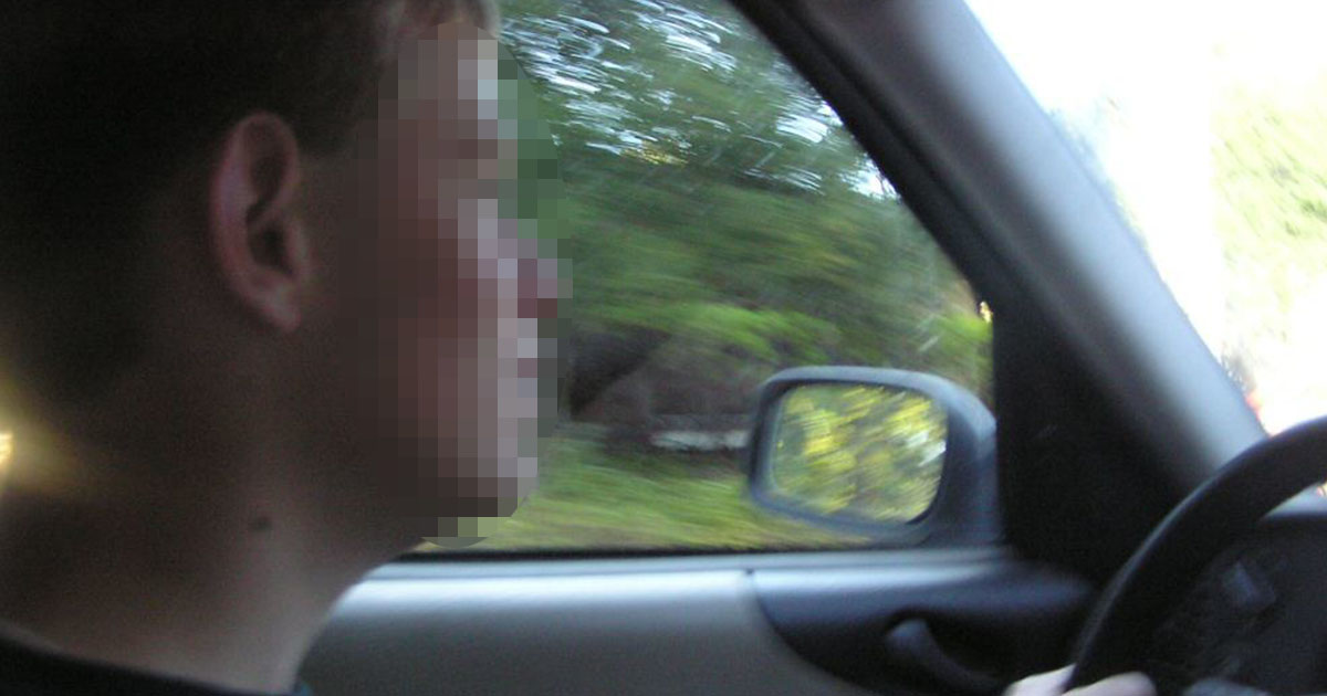 Se întâmplă în România. Nici polițiștilor nu le-a venit să creadă. Doi copii, la plimbare cu mașina prin localitate