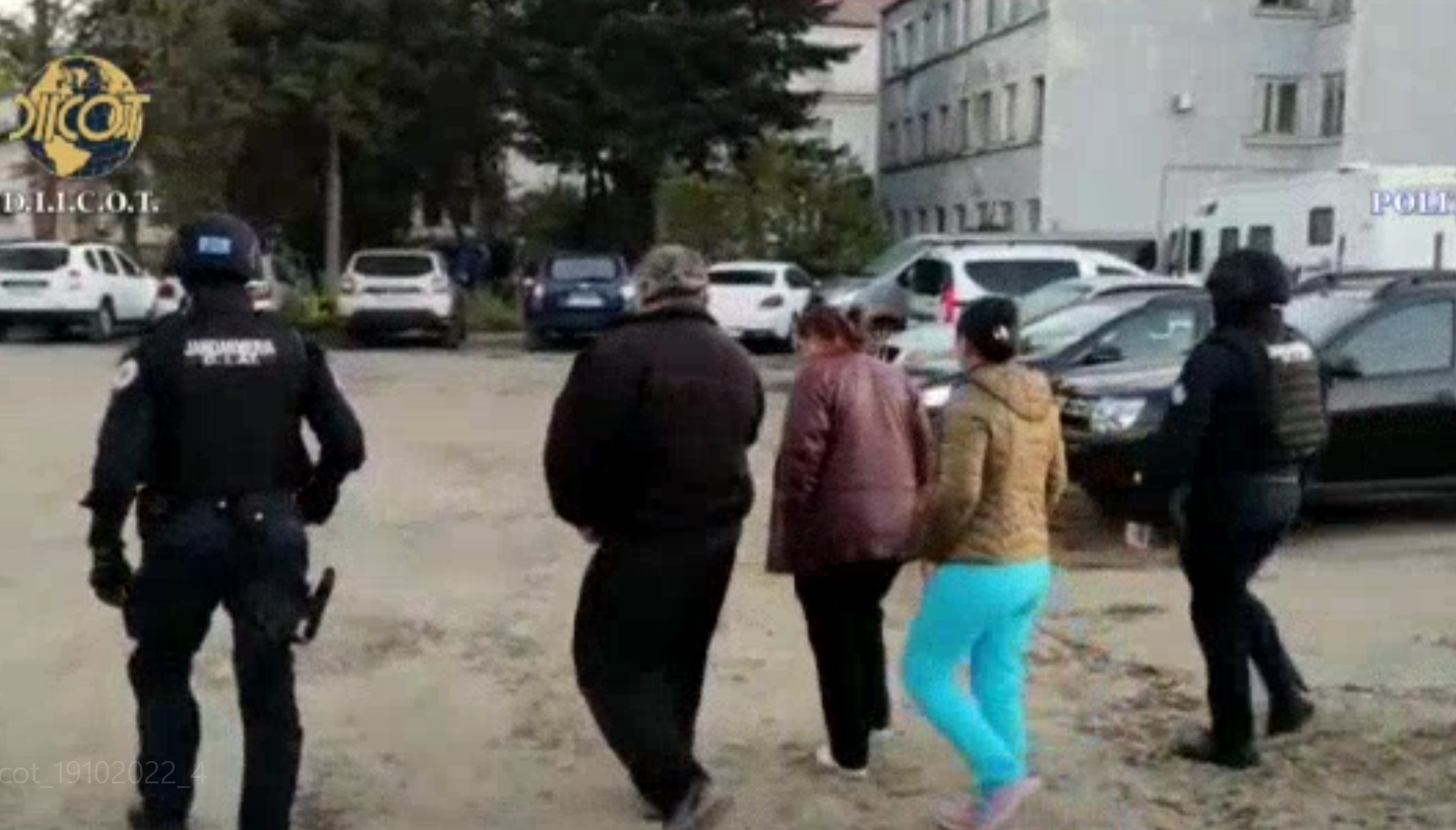 VIDEO. Sclavie cu orfani! O familie a luat în plasament 4 fetițe ca să le exploateze și să le bată