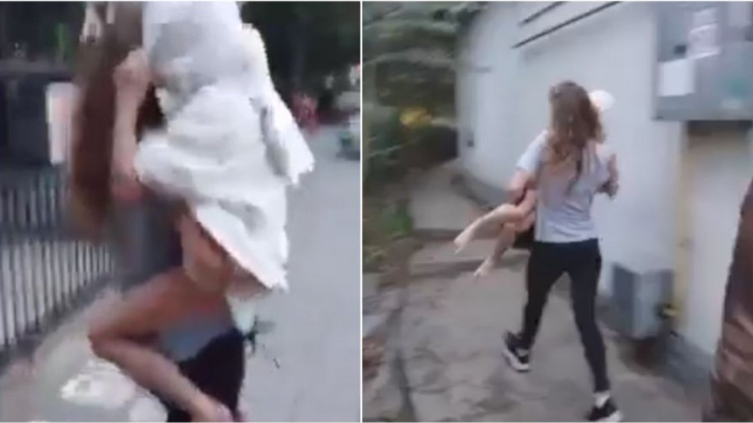 VIDEO. O mamă ar fi vrut să își arunce copilul în fața mașinilor: ”Este posedată!”