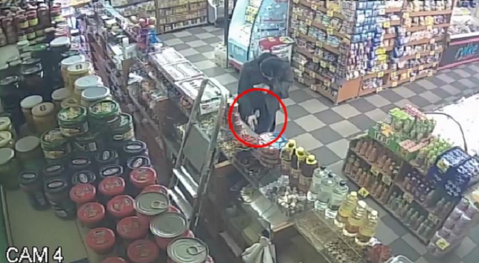 Sătmăreanul și-a făcut cumpărături într-o alimentară, apoi "a uitat" să le plătească. Polițiștii l-au băgat 24 de ore după gratii