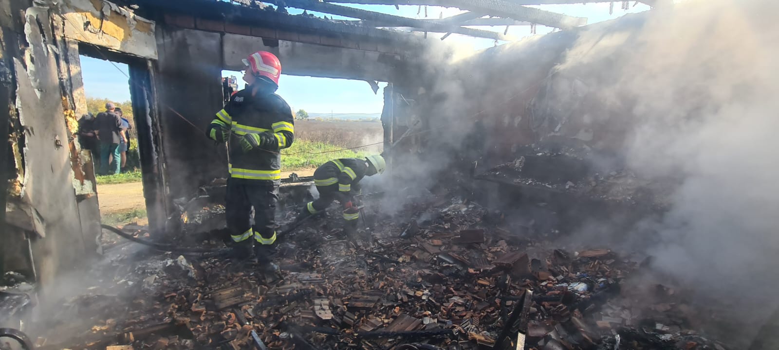 FOTOGALERIE. Nu a mai rămas aproape nimic dintr-o casă! Incendiu devastator în județul Satu Mare