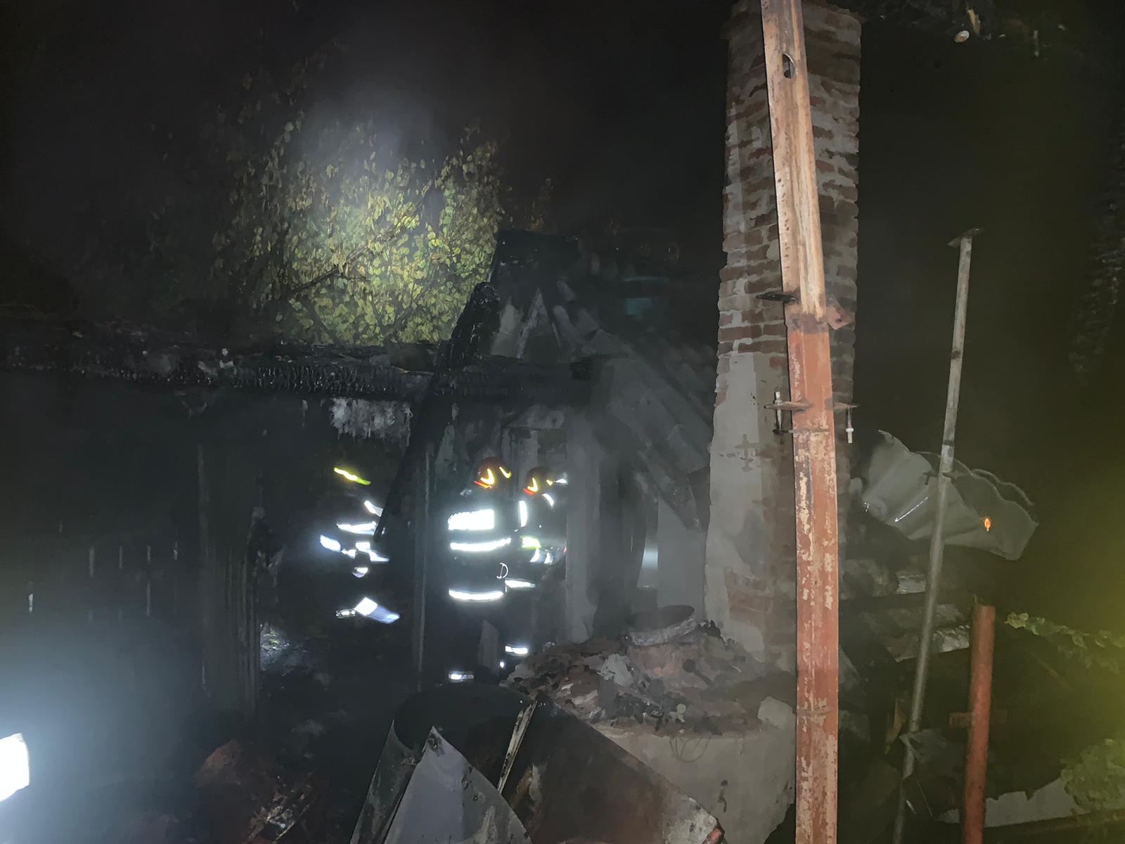 FOTO. Incendiu în Carei. Panică în zona ștrandului, intervin mai multe echipaje de pompieri