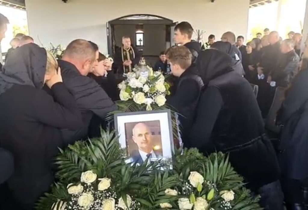 FOTO. Tată a trei copii, Ioan Feier, oșanul decedat în străinătate, condus pe ultimul drum