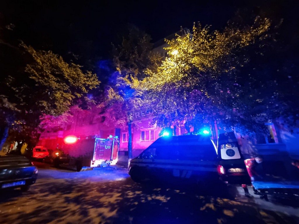 FOTOGALERIE. Pompierii au spart ușa pentru a salva o persoană. Striga după ajutor