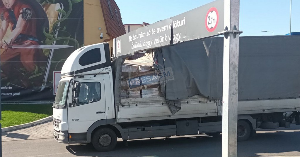 FOTO. Totemul buclucaș. TIR-ul a rămas blocat la Kaufland-ul de pe Botizului