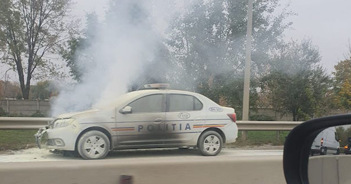 FOTO. Mașină de poliție în flăcări, pe centura Oradei. Tocmai ieșise din service