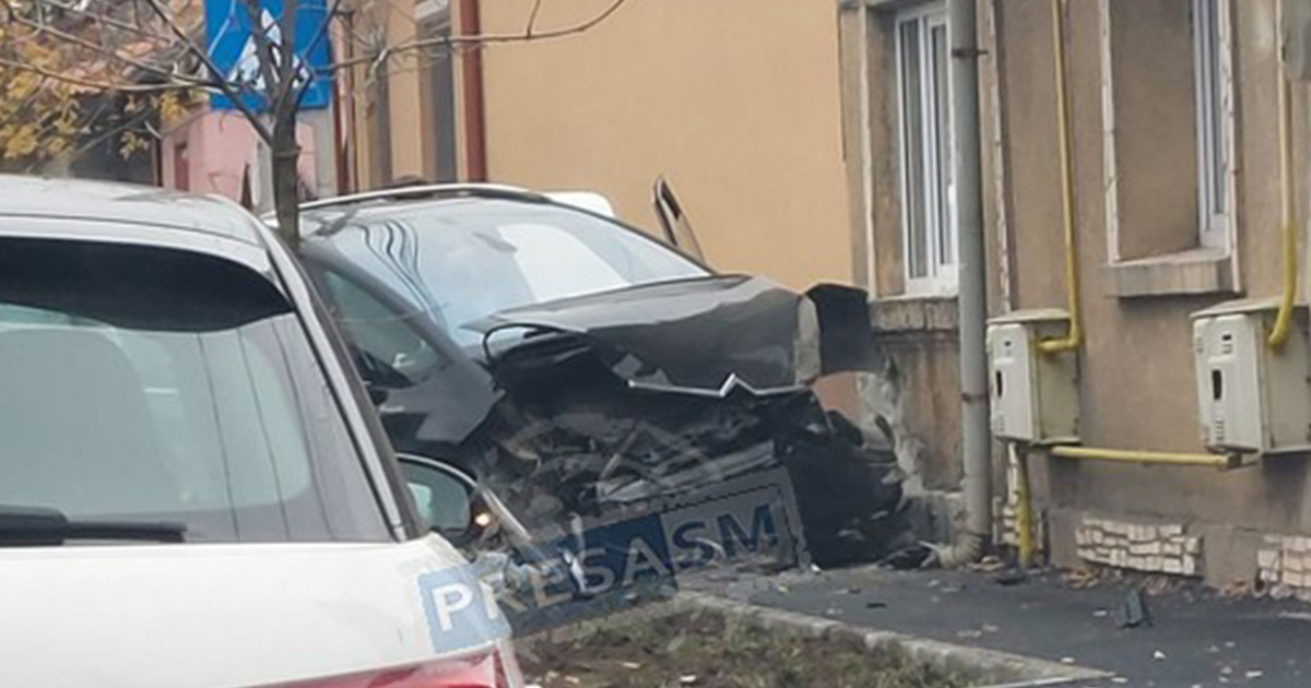 FOTO. Accident în municipiul Satu Mare. Autoturism proiectat într-o casă. O persoană la spital