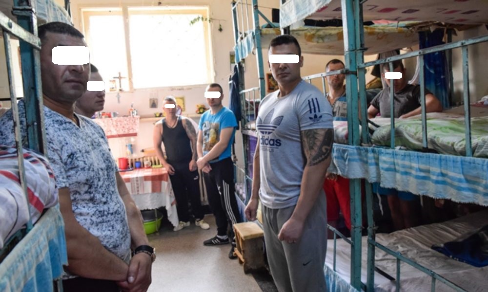 Un deținut a dat în judecată Penitenciarul Satu Mare. ”Preotul îi preferă pe cei cu bani”