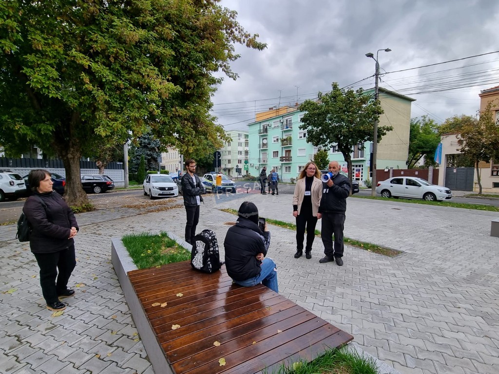 FOTO/VIDEO. Protest anemic în fața Prefecturii. Au participat câteva persoane
