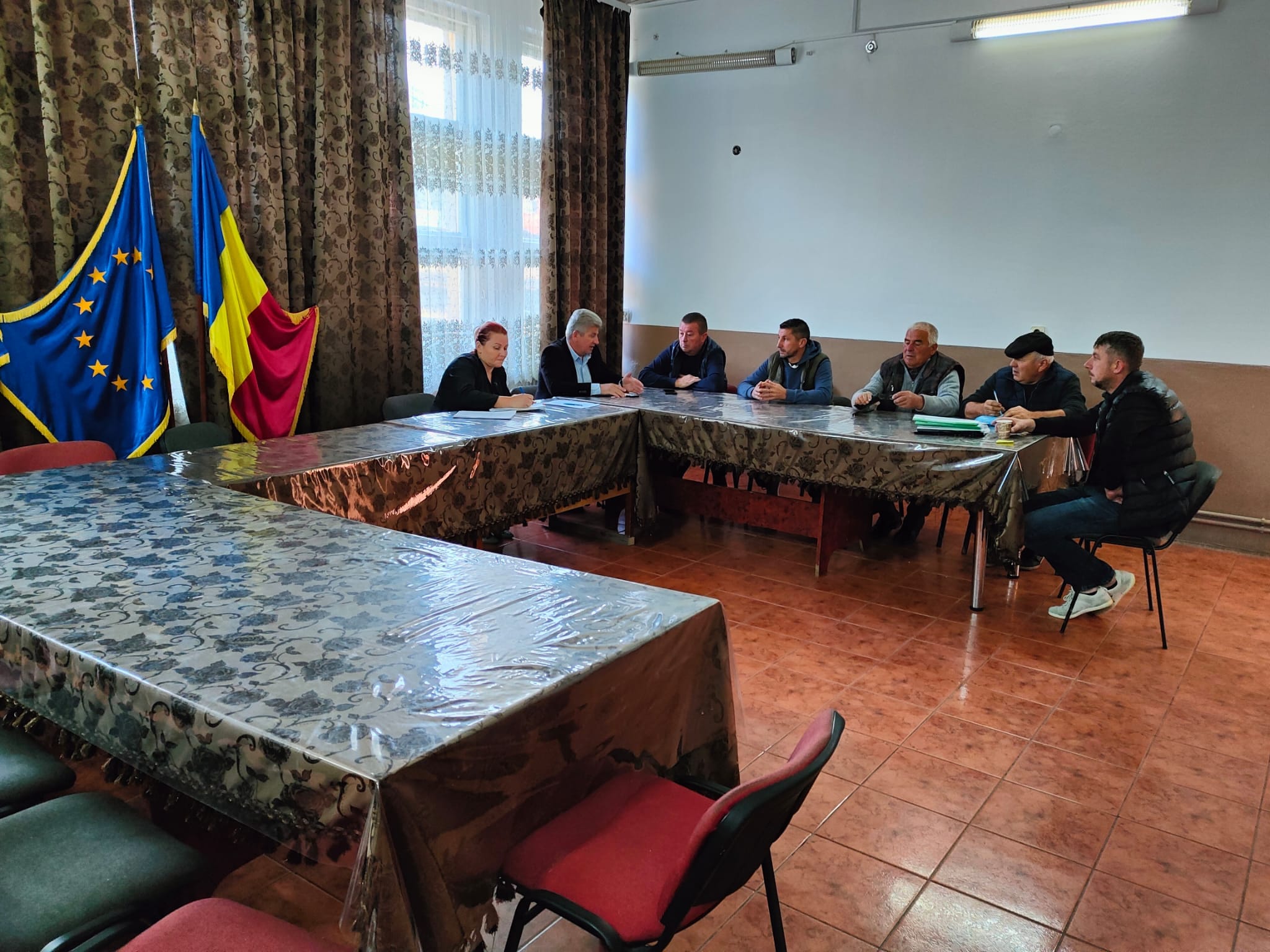 O comună din județ pierde milioane de lei fiindcă consilierii nu se prezintă la muncă