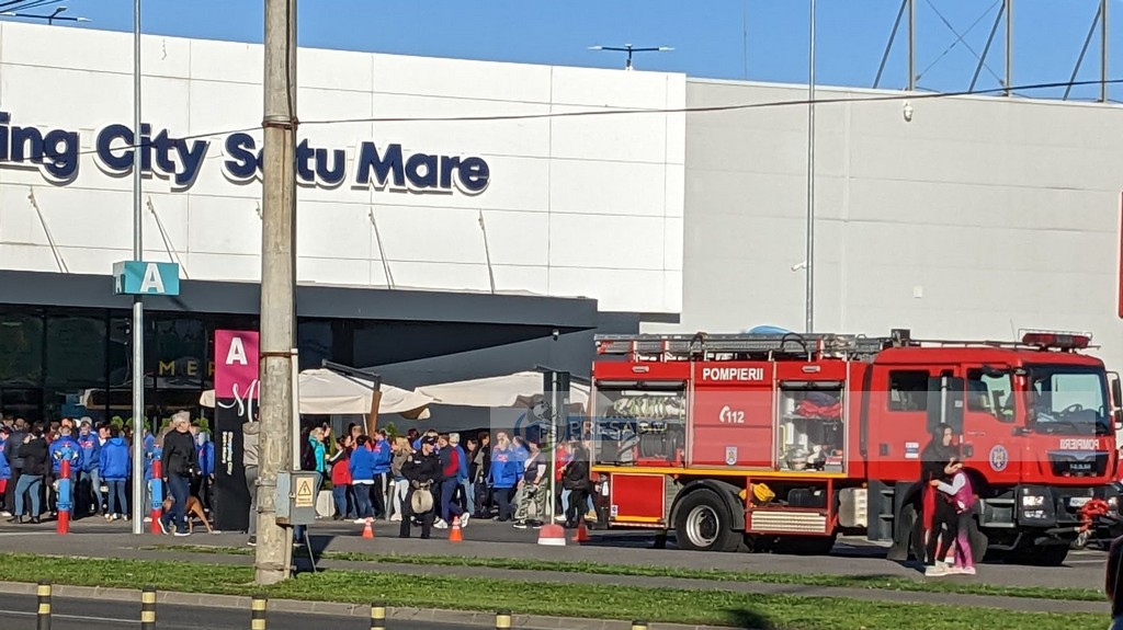 FOTOGALERIE. Pompierii au invadat parcarea mall-ului din Satu Mare. Au sunat alarmele de incendiu (EXERCIȚIU)
