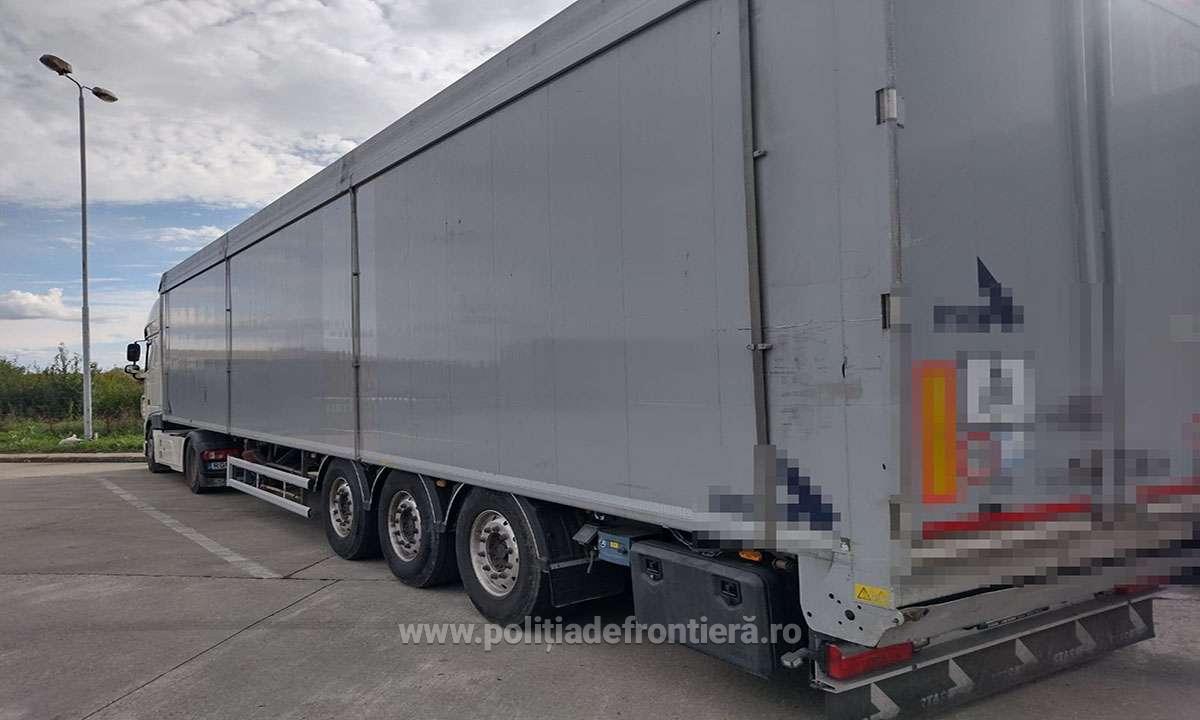 FOTO. TIR plin cu deșeuri din Ungaria, oprit în Vama Petea. Întors în țara vecină
