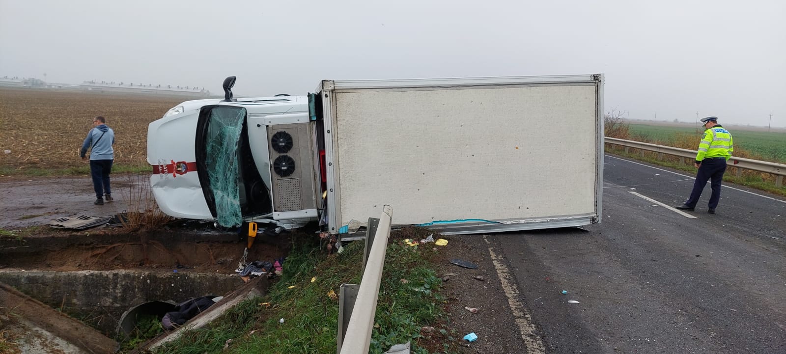 FOTO. Accident în lanț, cu multiple victime pe DN19, lângă Carei. Microbuz răsturnat, a acroșat alte două mașini