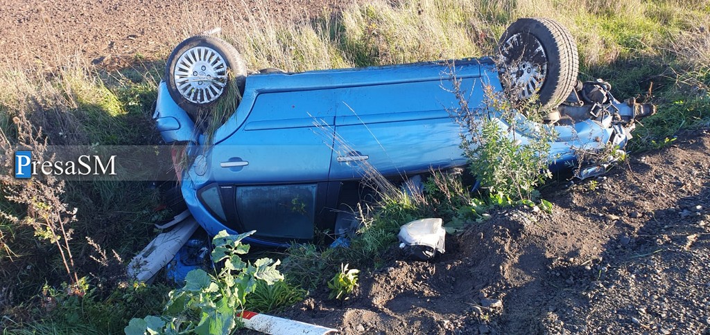 FOTO/VIDEO. Un bărbat s-a răsturnat cu mașina în șanț, în județul Satu Mare