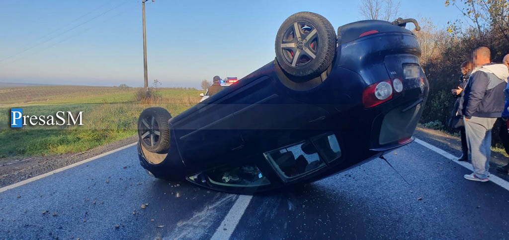FOTO/VIDEO. O șoferiță s-a răsturnat cu mașina pe șosea, în județul Satu Mare. Dusă la Urgență