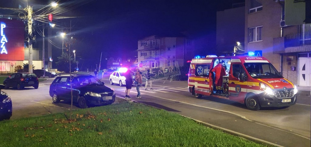 FOTO. Fetița (8 ani) transportată la spital după accident. Lovită pe trecerea de pietoni lângă Piața Mare