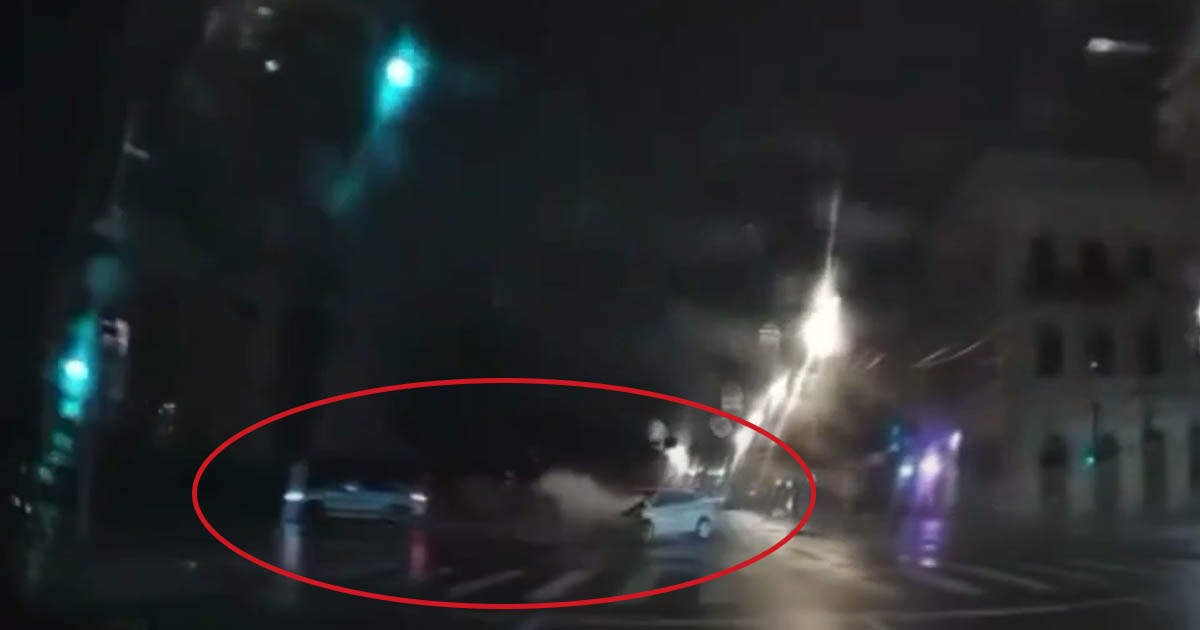 VIDEO. Manelist implicat într-un accident surprins LIVE. Băut, a trecut pe roșu, a lovit o mașină și a plecat