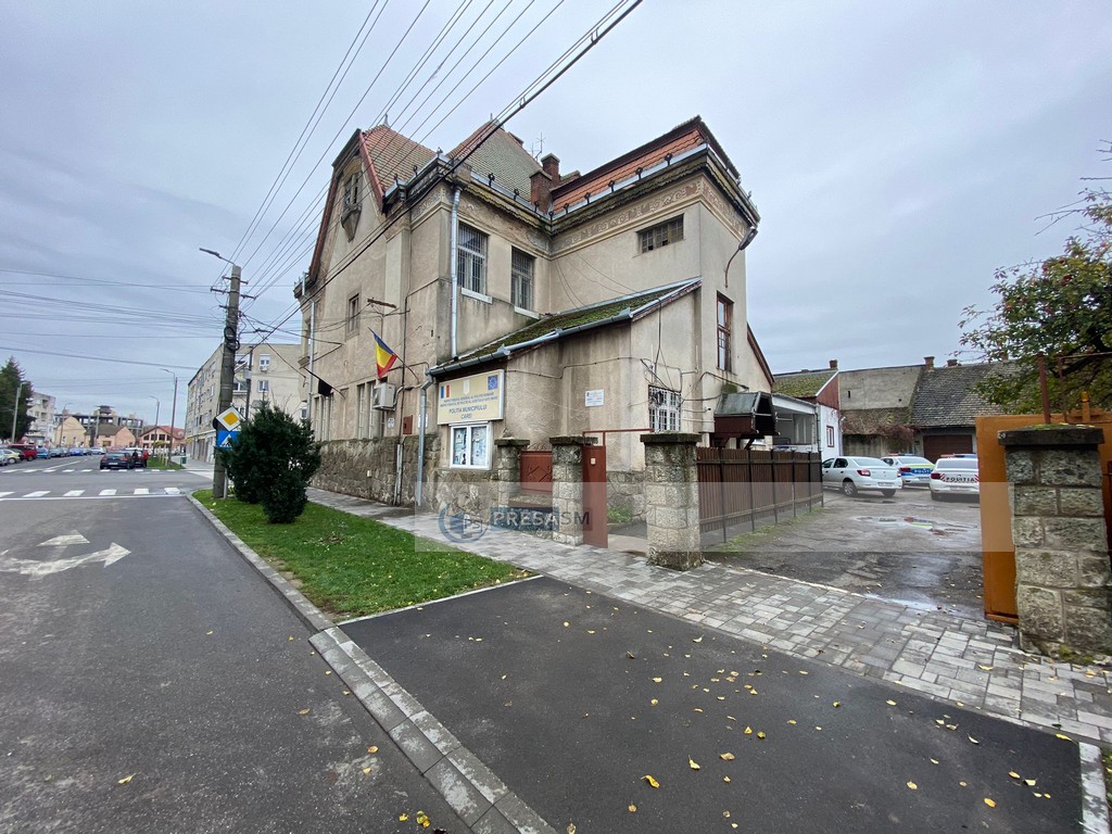 UPS. Polițiștii sătmăreni i-au spus să mute mașina, apoi i-au făcut dosar penal