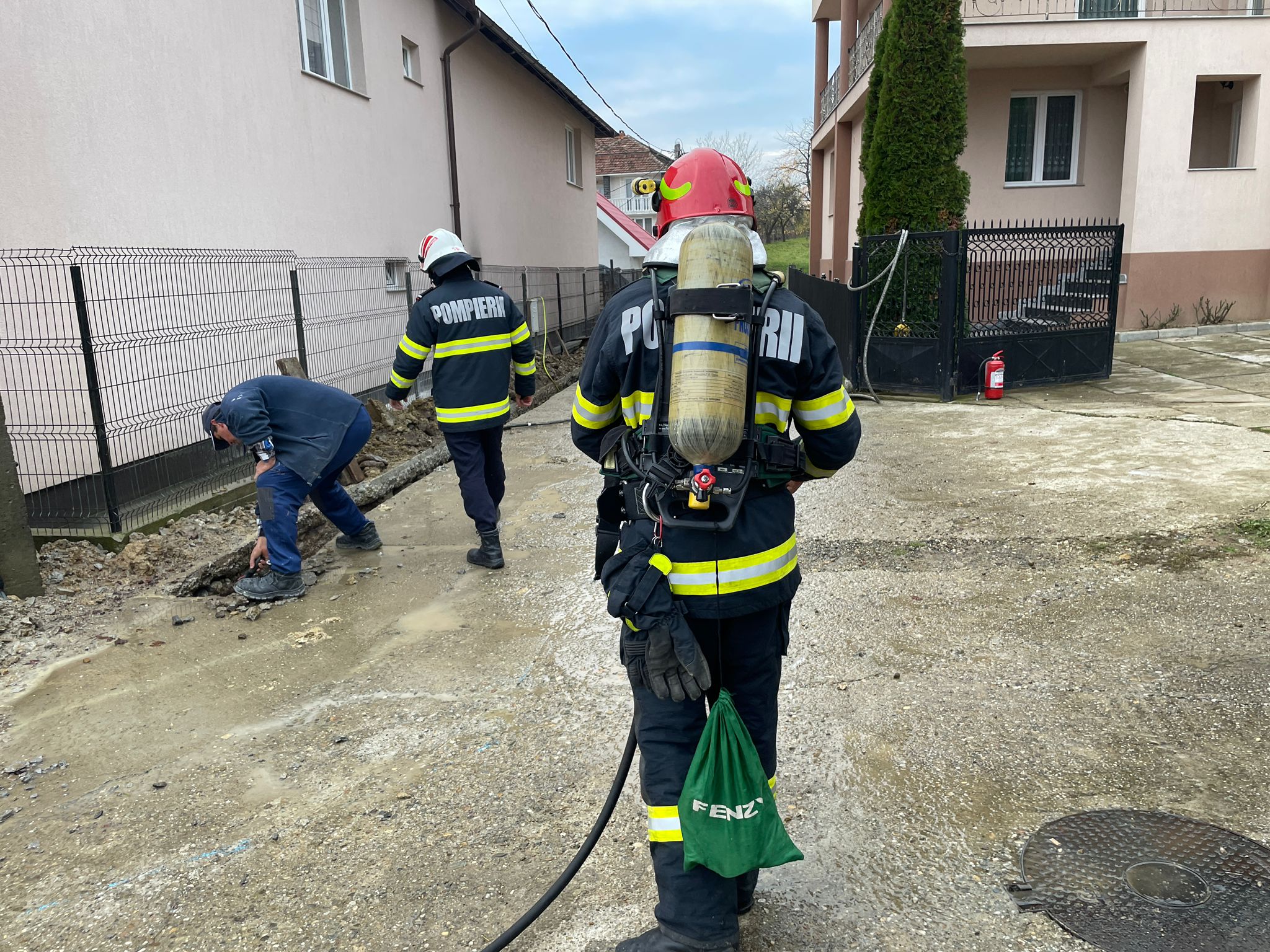 FOTO. Pericol de explozie în județul Satu Mare. Foc la o țeavă de gaze