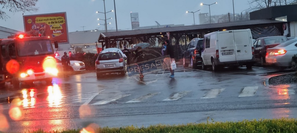 FOTO. Alertă în parcarea Lidl, pe Drumul Careiului. Început de incendiu la o mașină