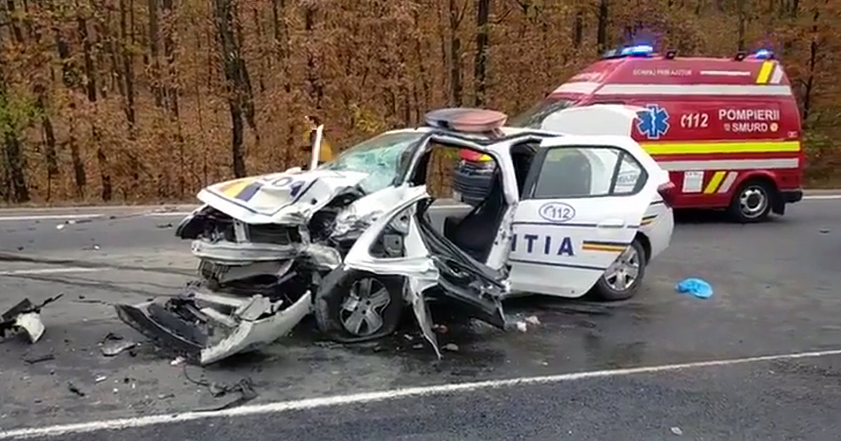 VIDEO. Accident grav în țară, mașină de poliție implicată. Impact frontal cu alt automobil