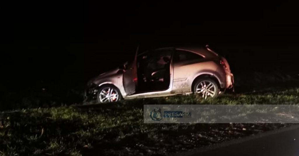 FOTO. O tânără (24 ani) a ajuns cu mașina pe câmp! Apoi la Urgență, în Satu Mare