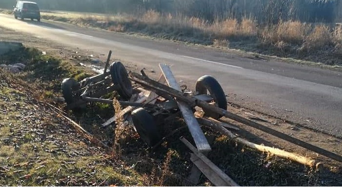 OAȘ. A tras băbuțele dintr-o căruță cu tractorul. ”Distracția” s-a terminat la Urgență