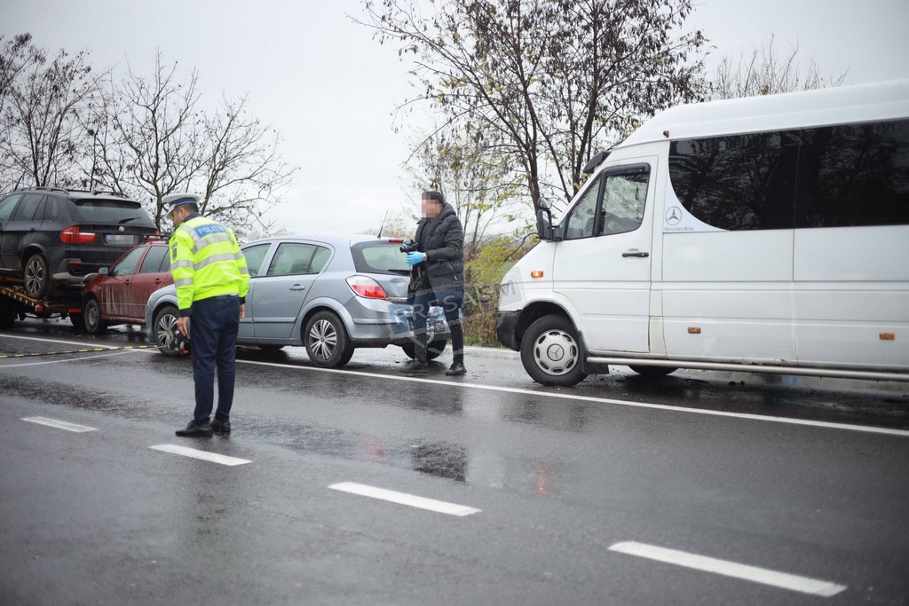FOTO/VIDEO. Accident în lanț la Ciuperceni. O femeie a fost rănită. Ce spun polițiștii