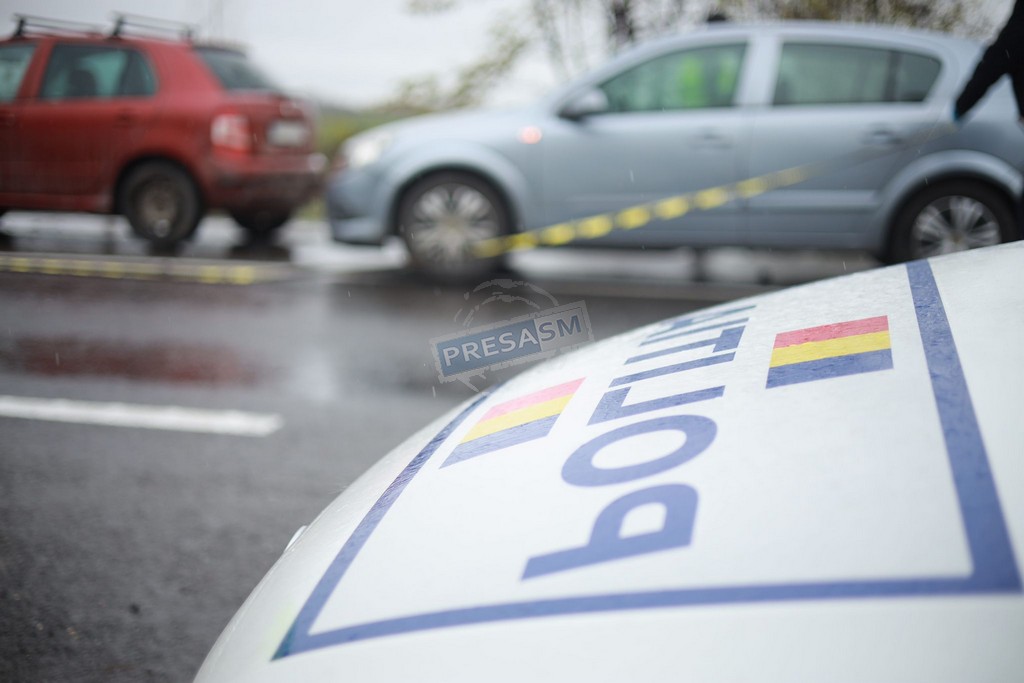 A lovit mașina unei sătmărence. Polițiștii l-au testat, apoi l-au însoțit la spital
