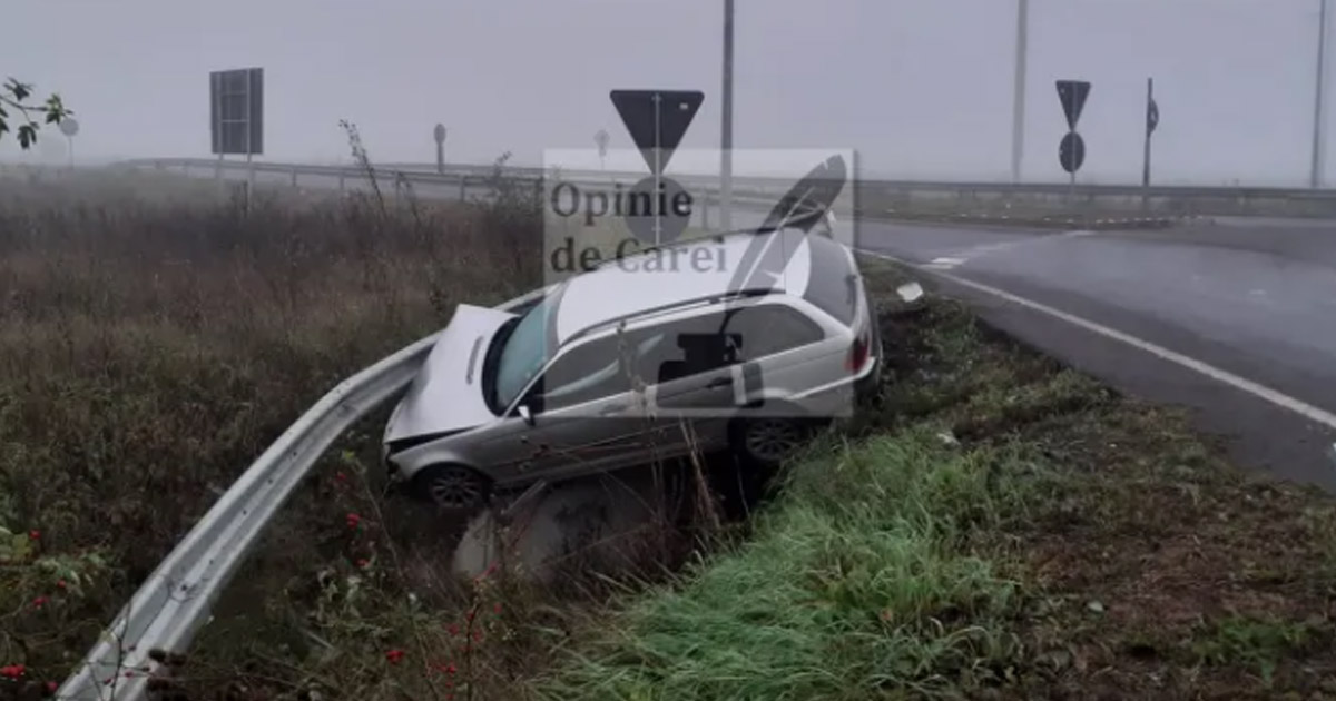 FOTO. Accident pe DN19 Satu Mare - Carei. A ajuns cu BMW-ul în șanțul de pe marginea drumului