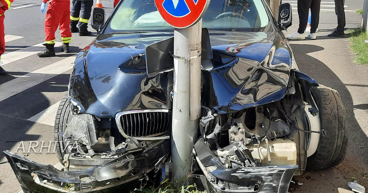 Agresiv și băut la volan, sătmăreanul a făcut drifturi, apoi a derapat și a lovit două indicatoare rutiere