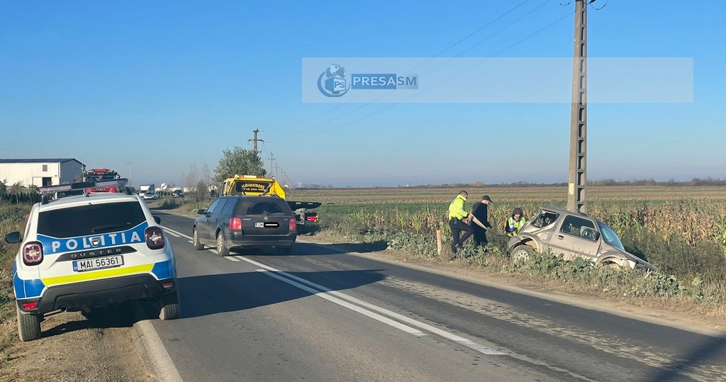 FOTOGALERIE. Un bunic (73 ani) a ajuns cu mașina în șanț, în județul Satu Mare