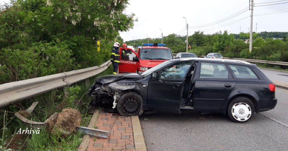 Accident în județul Satu Mare. Șoferul, reținut. S-a oprit cu mașina direct în parapet